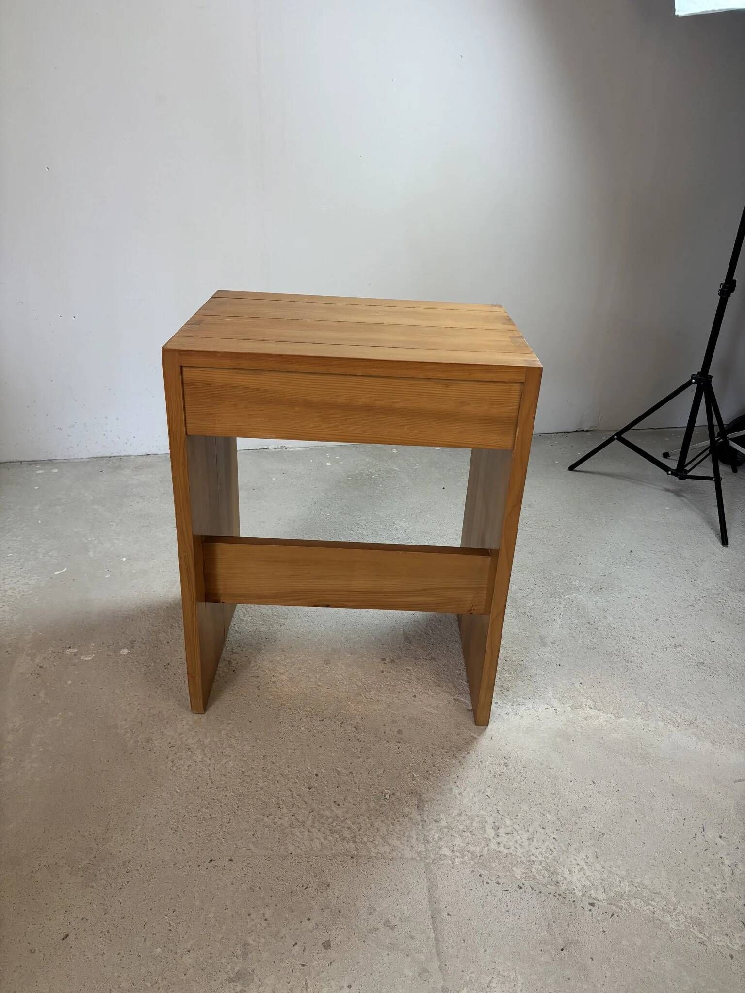 Small "Regain" desk in solid pine