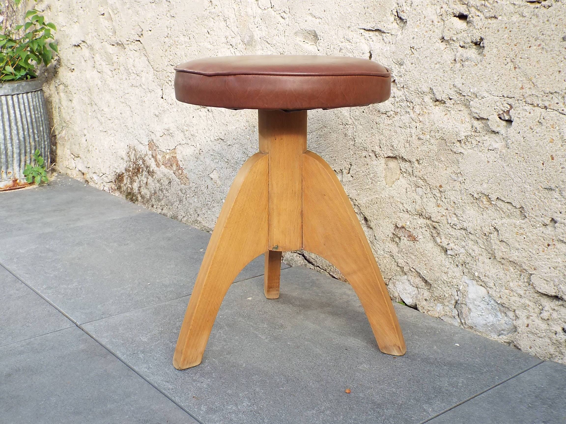 Adjustable piano stool