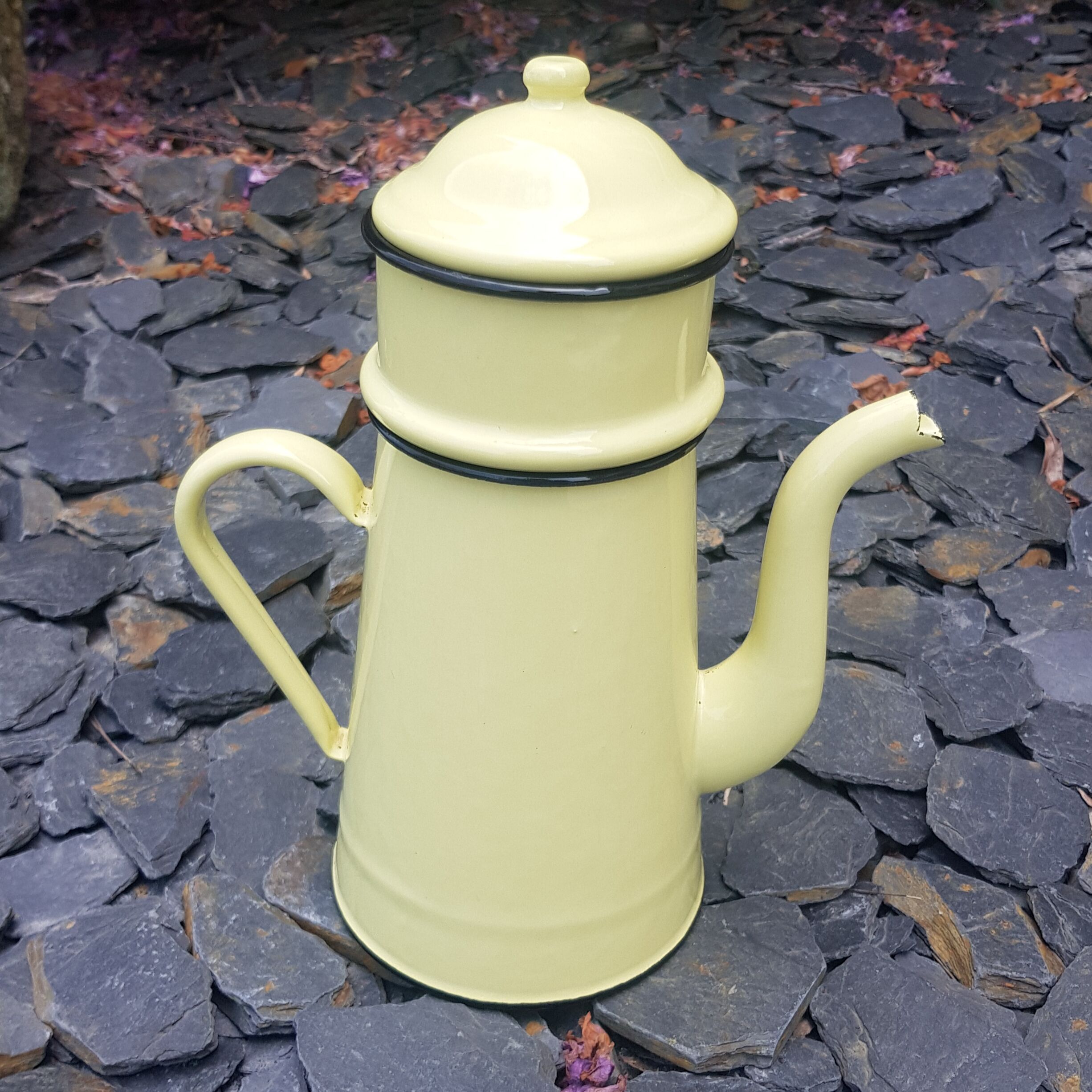 Cafetière en tôle émaillée jaune