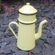 Cafetière en tôle émaillée jaune
