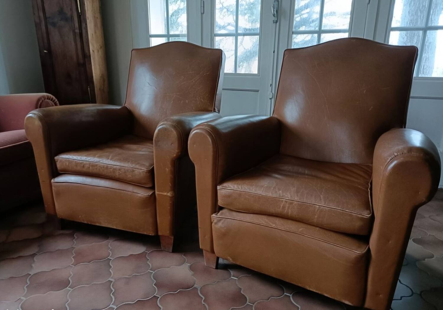 Paire de fauteuils club cuir