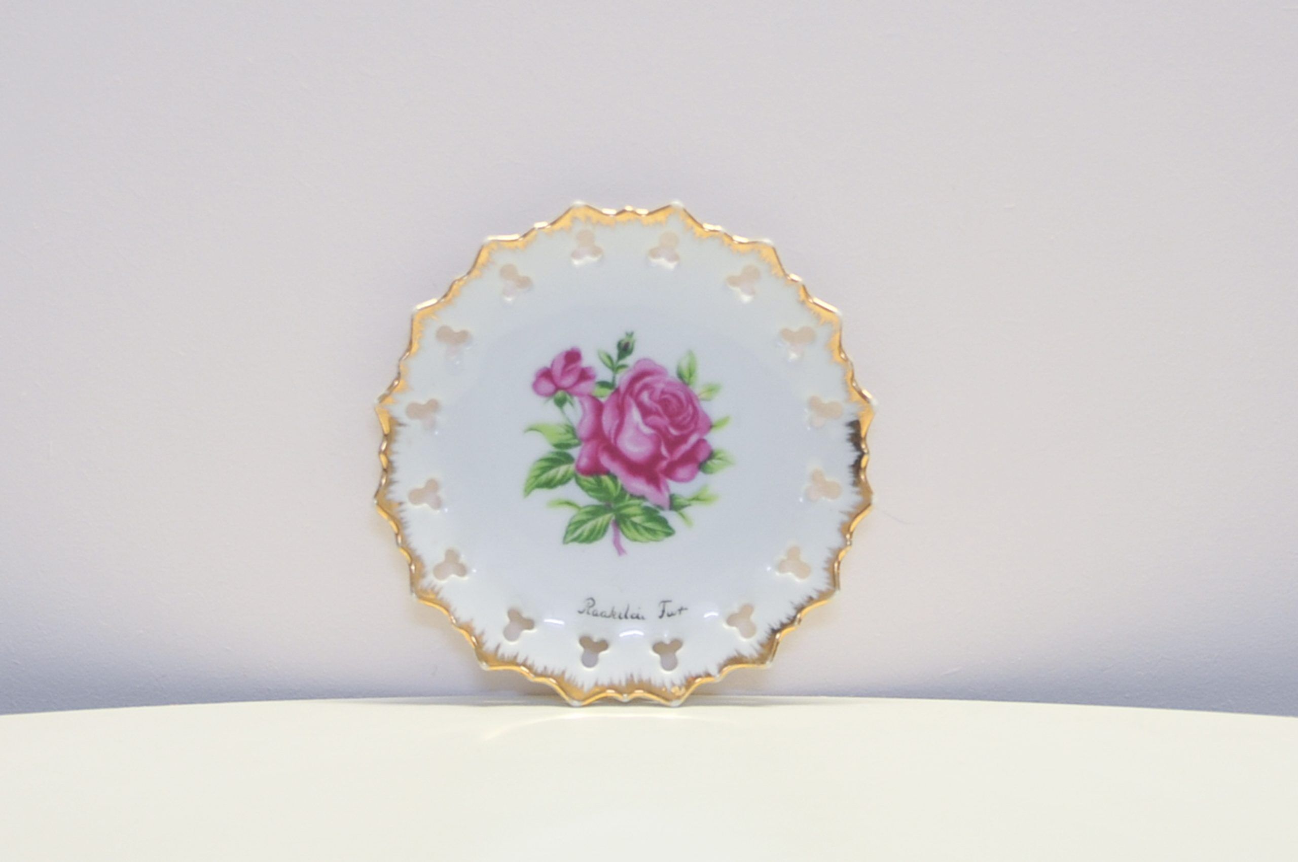 Assiette murale rose rose avec bordure dorée du Danemark