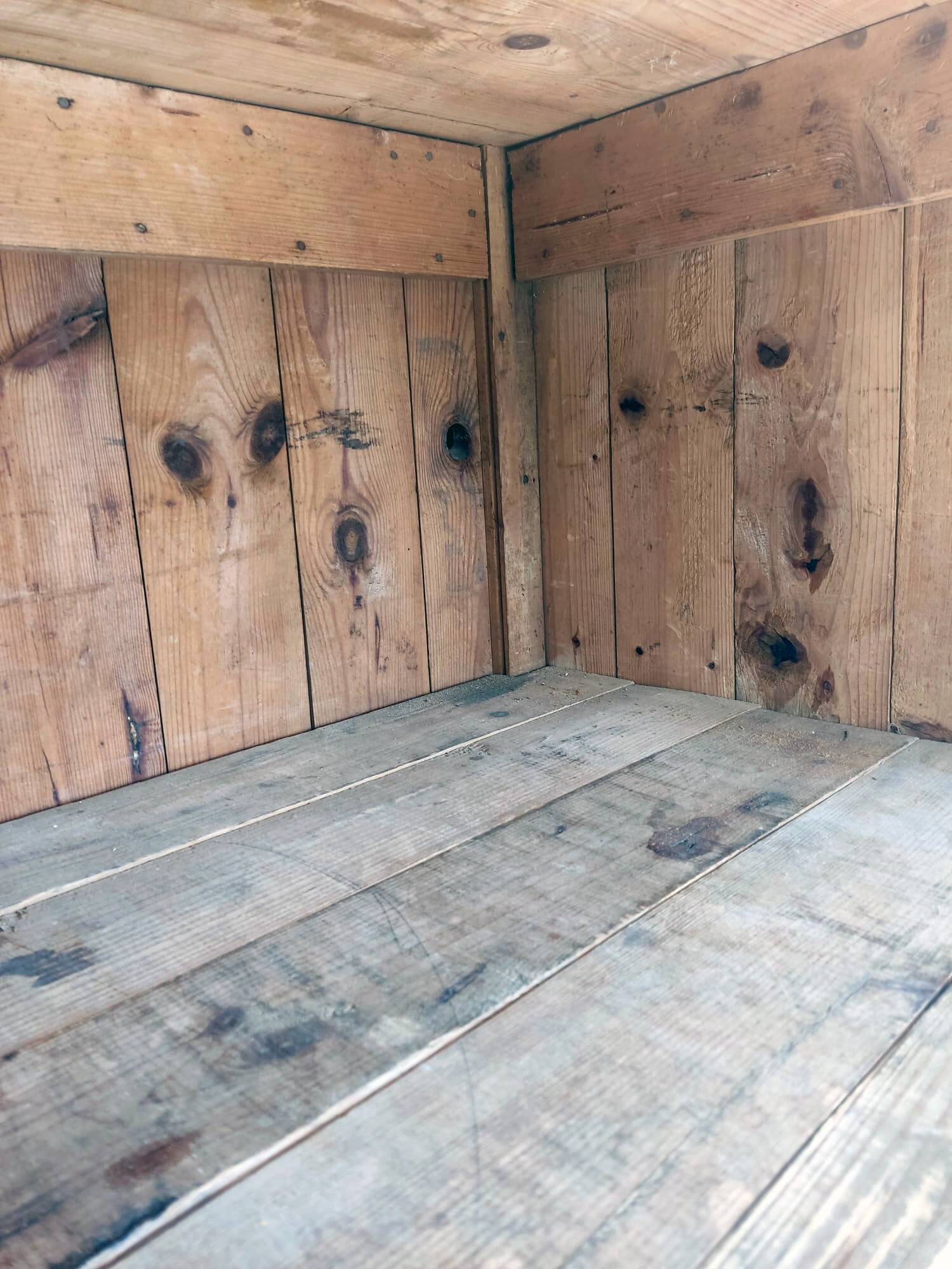 Grande bonnetière ancienne en bois massif – Pièce authentique