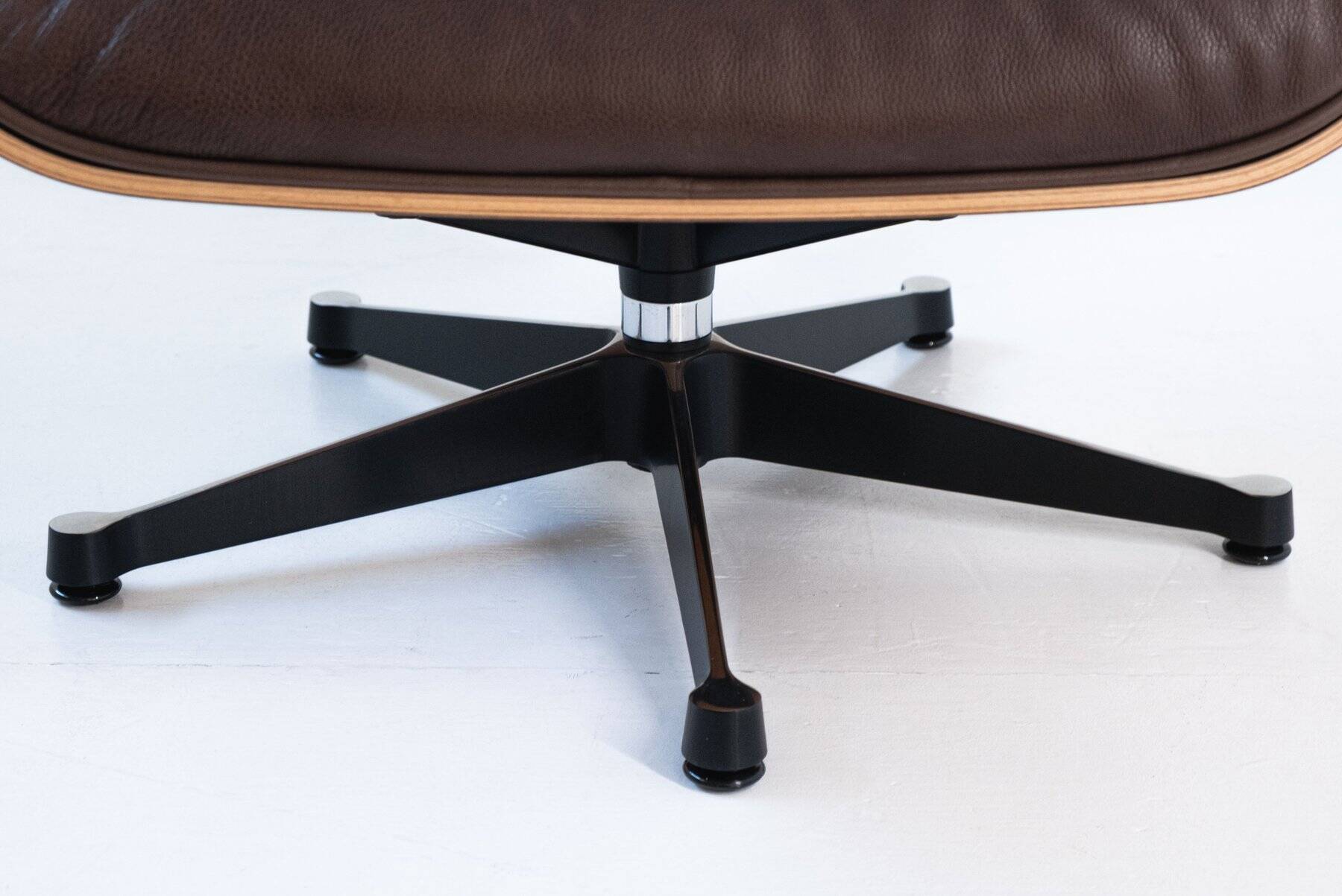 Vitra Eames Lounge Chair & Ottoman – American Cherry