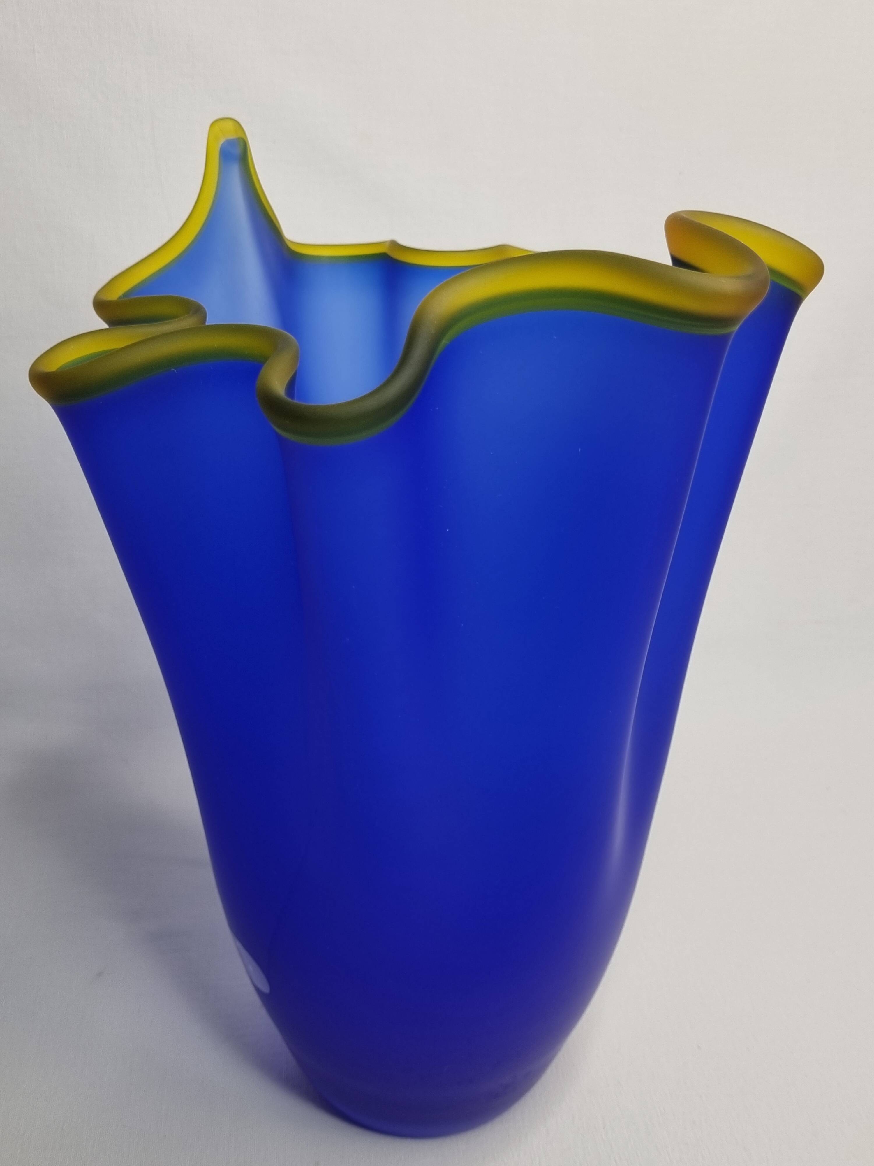 Vase handkerchief in vintage Murano glass, cobalt blue with yellow edging, 80s, 30 cm