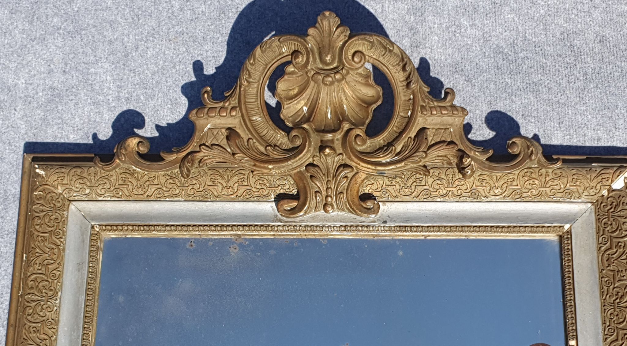 Miroir à fronton or et argent 71x115cm