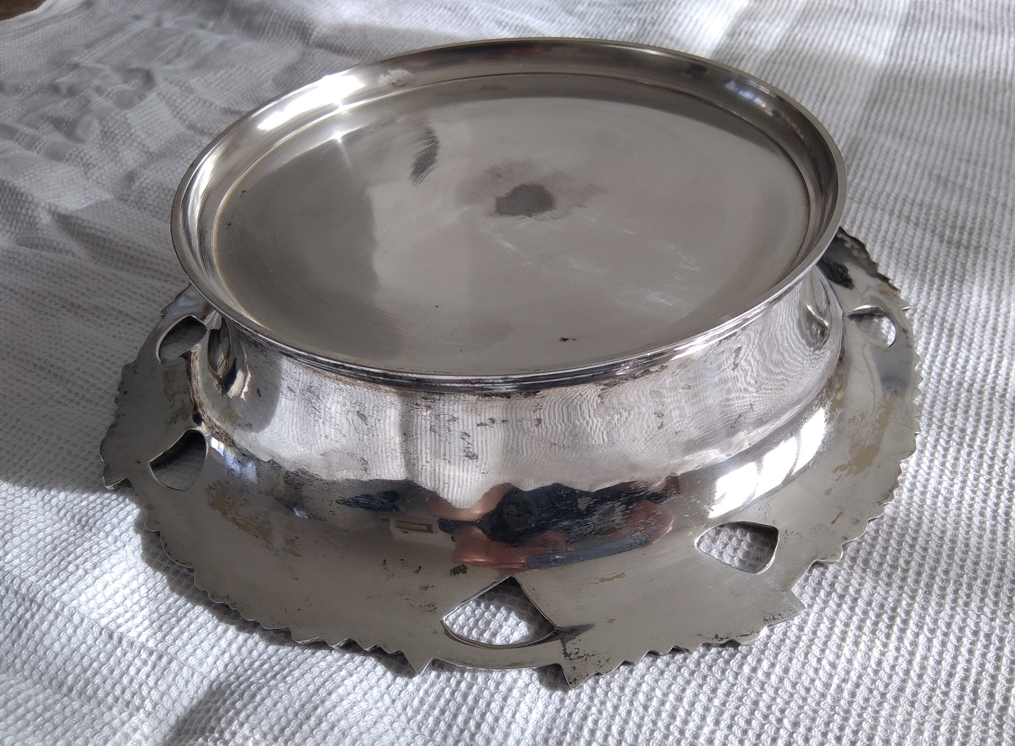 Silver metal fruit cup