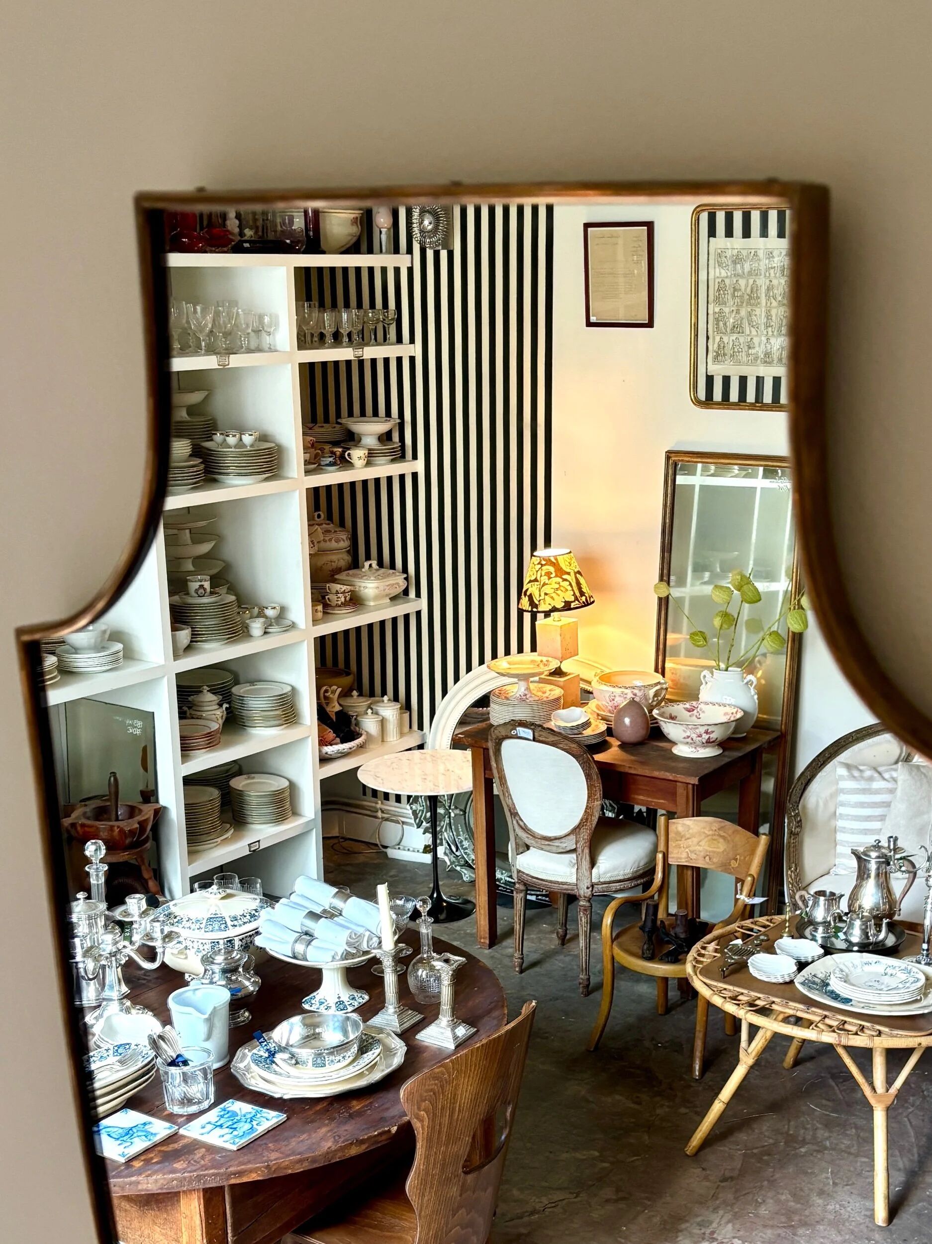 Miroir "écusson" avec cadre en métal doré 86 x 50 cm