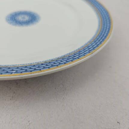Set of 5 flat porcelain plates with blue rim, Société Céramique Maastricht, gold border.