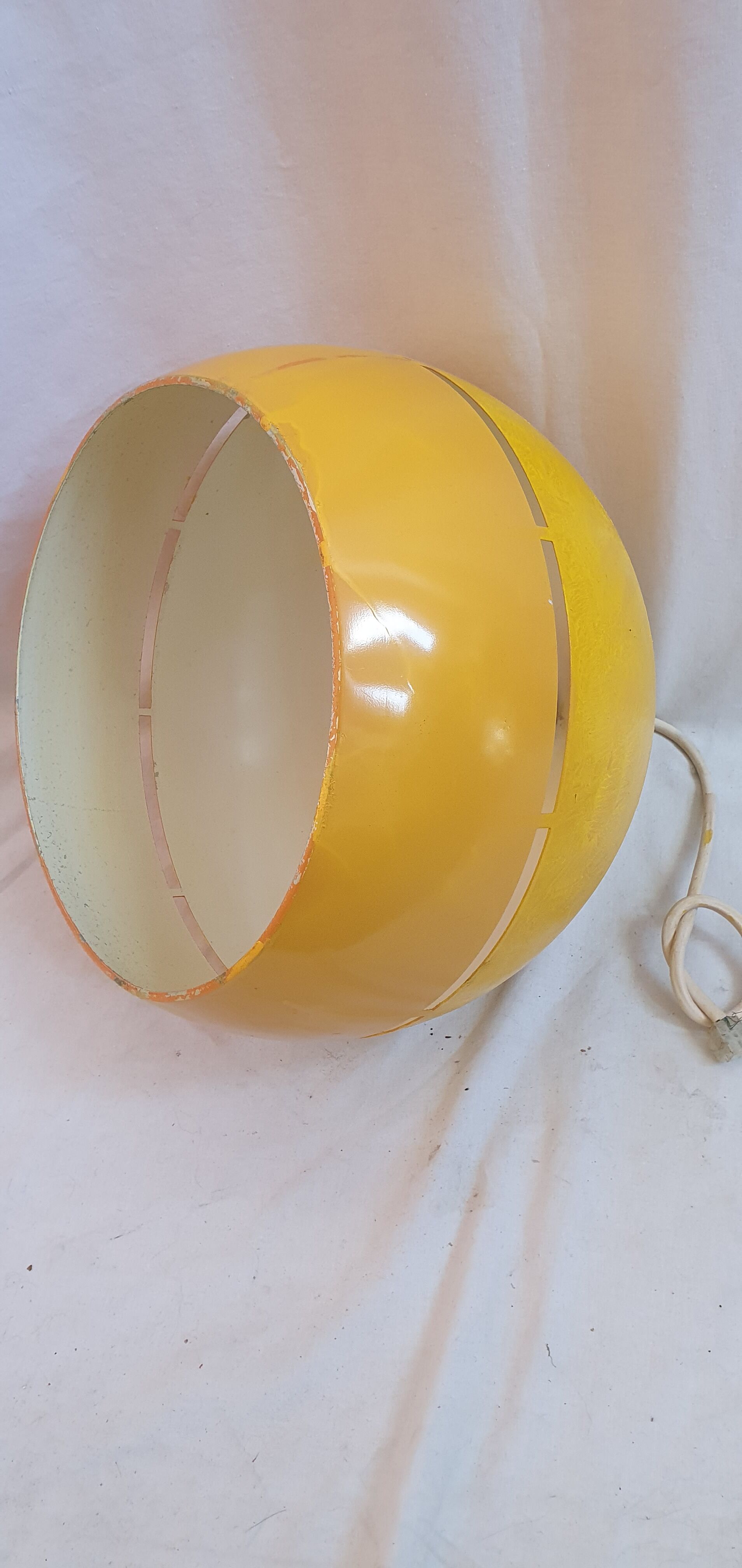 Yellow metal ball suspension