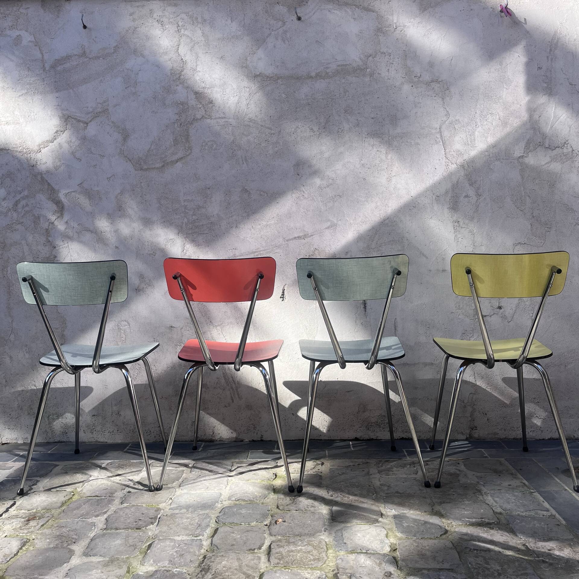 4 chaises en formica