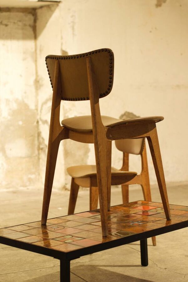 Trio de chaises vintage 6157 de Roger Landault cuir et bois 1950