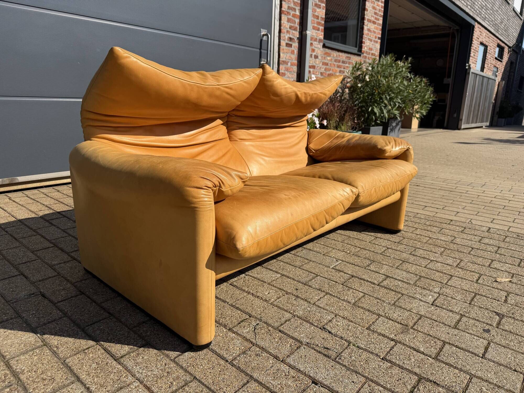 Beautiful Cassina Maralunga 2-seater in camel light patinated natural leather.