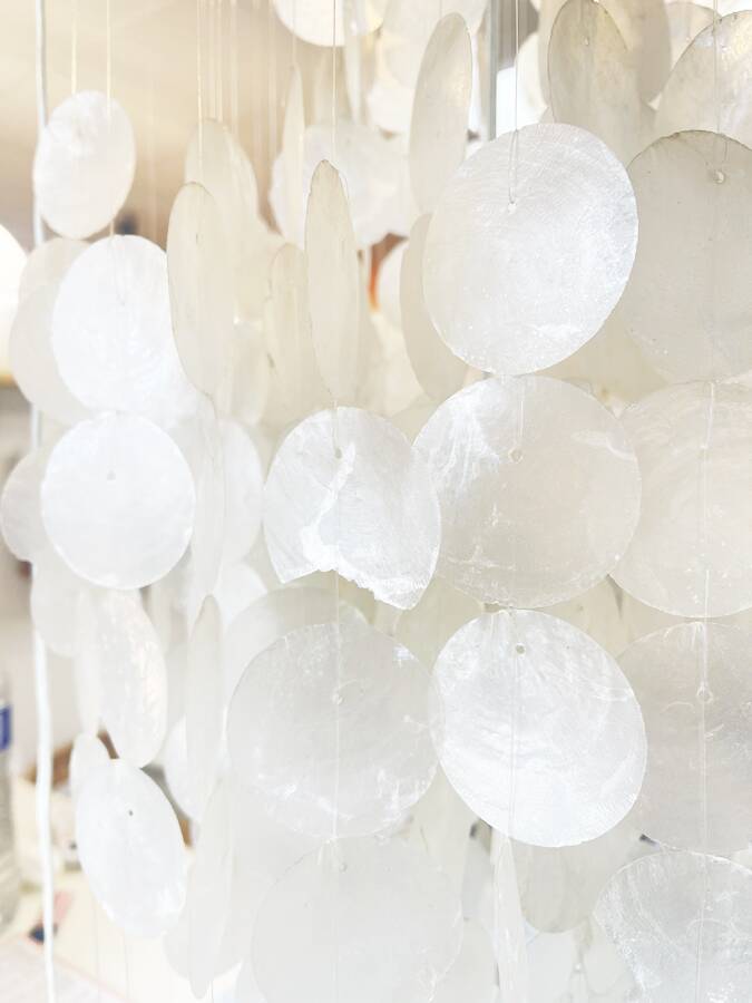 Very large cascading chandelier in mother-of-pearl, Verner Panton style, 1970.