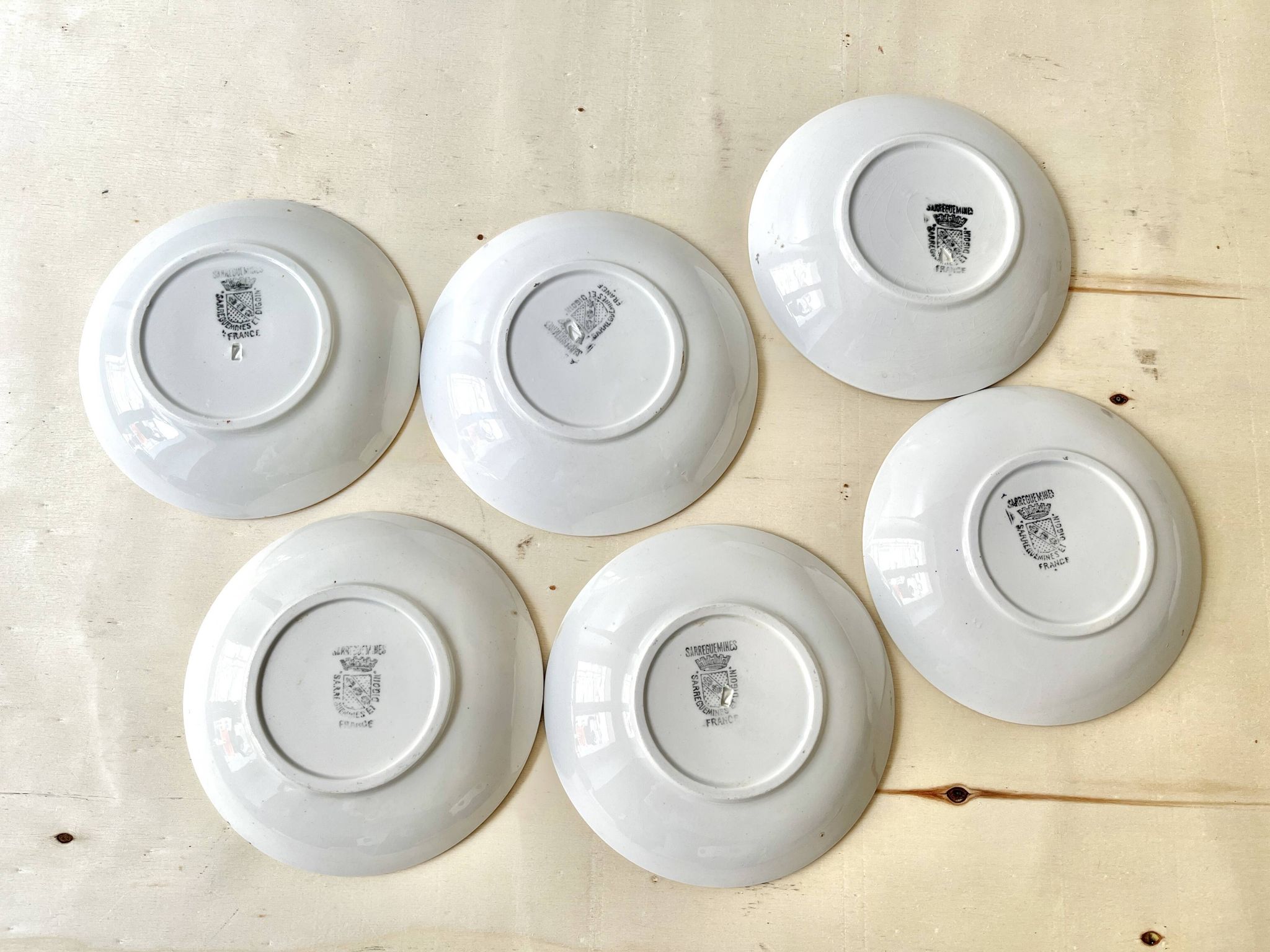 Set of 6 Sarreguemines Digoin earthenware coffee cups with art deco polka dots, 1930s