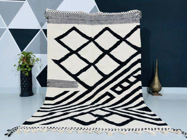 Handmade black and white traditional Moroccan kilim rug size 150x250.