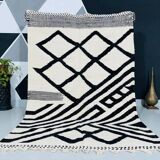 Handmade black and white traditional Moroccan kilim rug size 150x250.