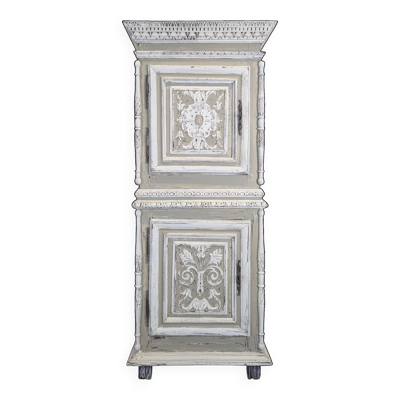 Homme debout de style Henri II en chêne sculpté patiné gris