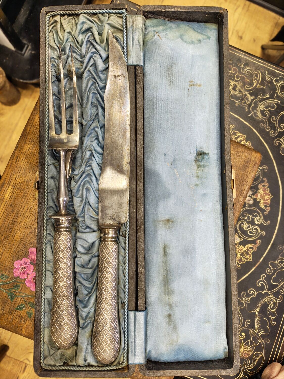 Exceptional cutting set with silver stag.