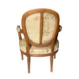 Paire de fauteuils cabriolets Louis XVI en soie