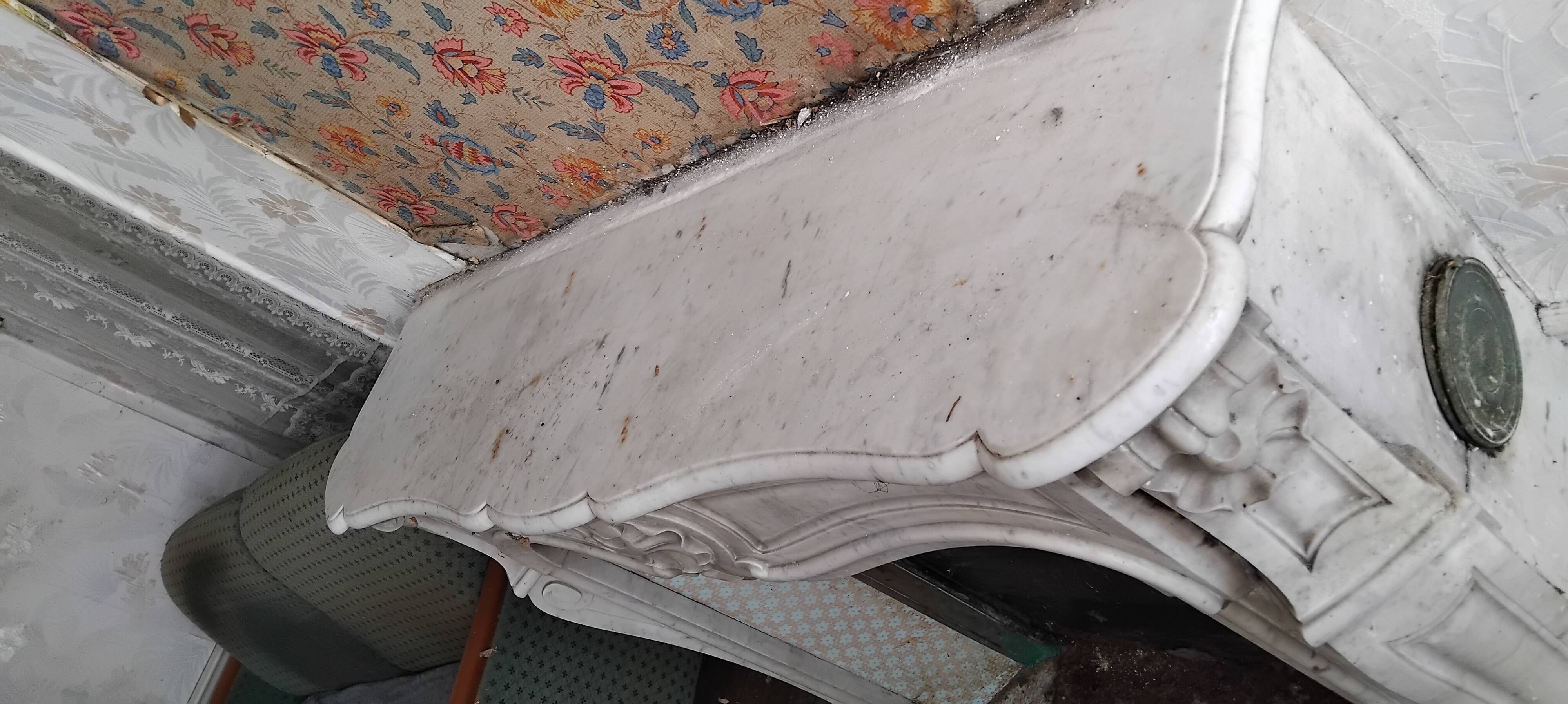 Louis XV style fireplace in veined white Carrara marble and XI ceramics.