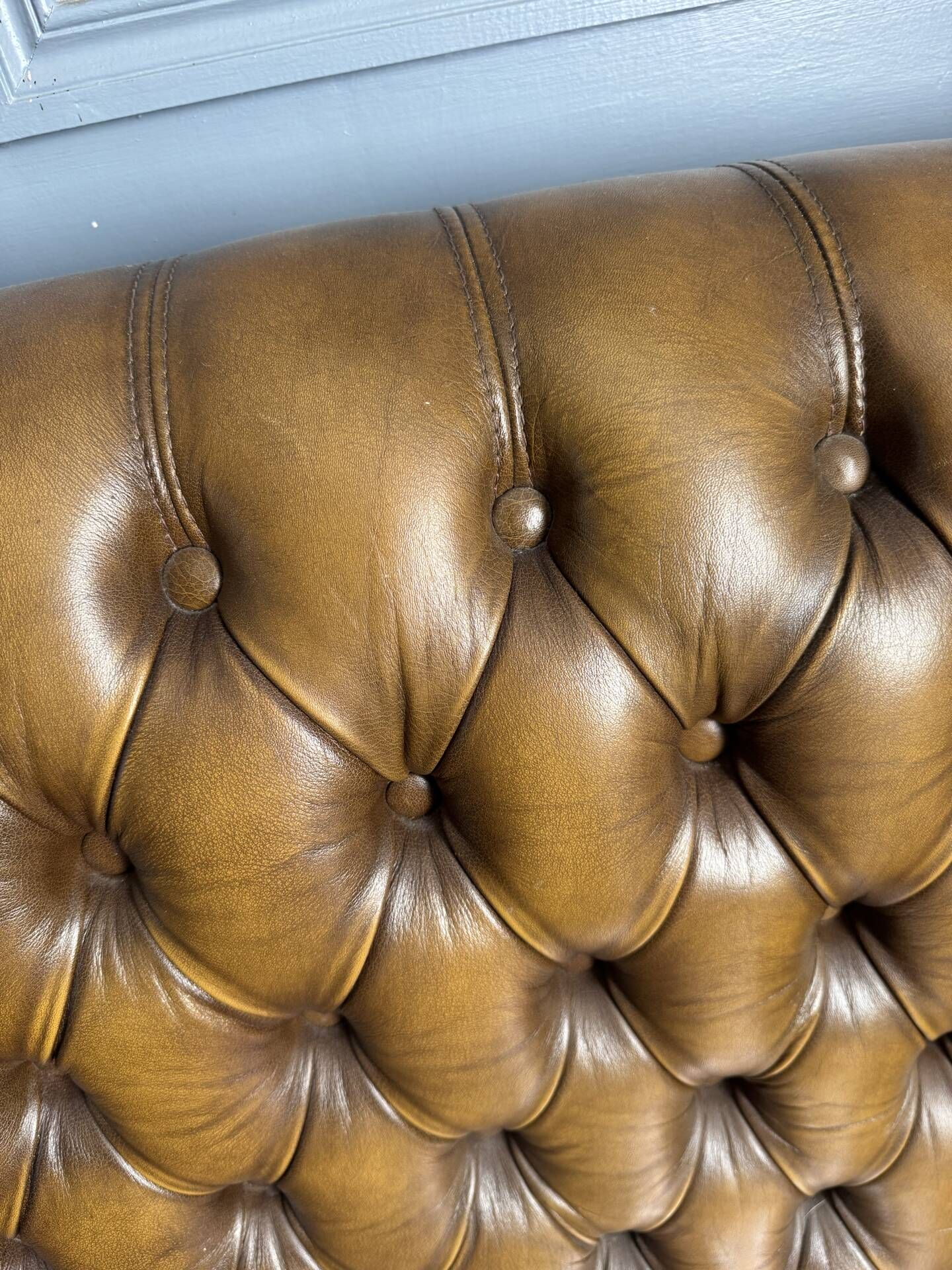 Canapé capitonné style Chesterfield