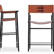 Paire de tabourets de bar avec dossier, couleur tabac et métal noir