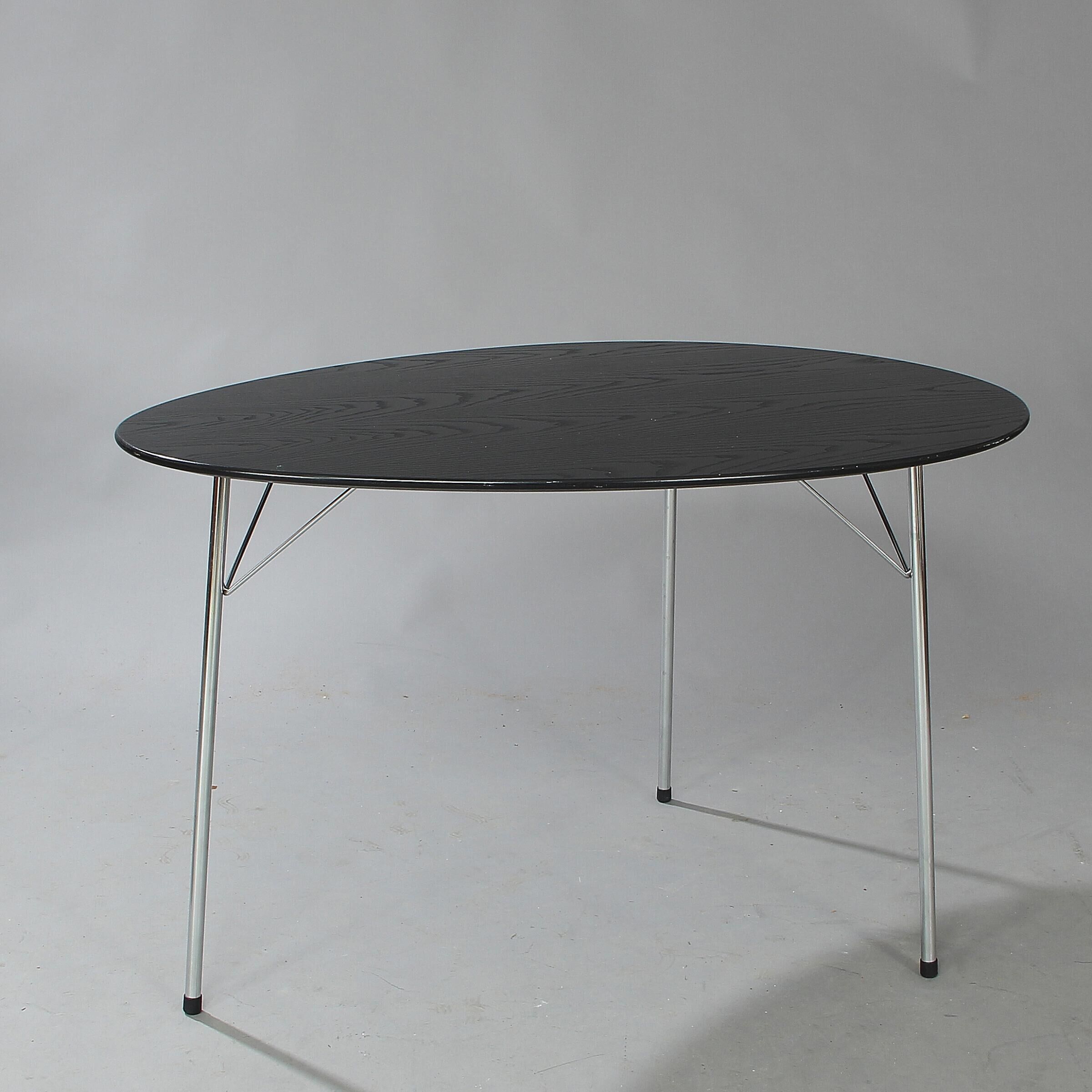 Table et chaises d'Arne Jacobsen édition Fritz Hansen