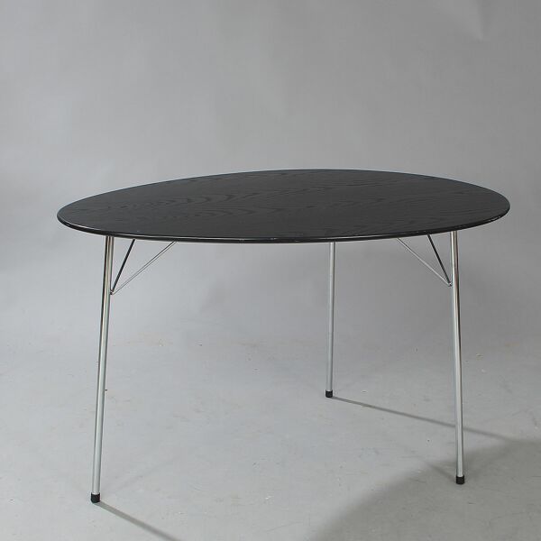 Table et chaises d'Arne Jacobsen édition Fritz Hansen