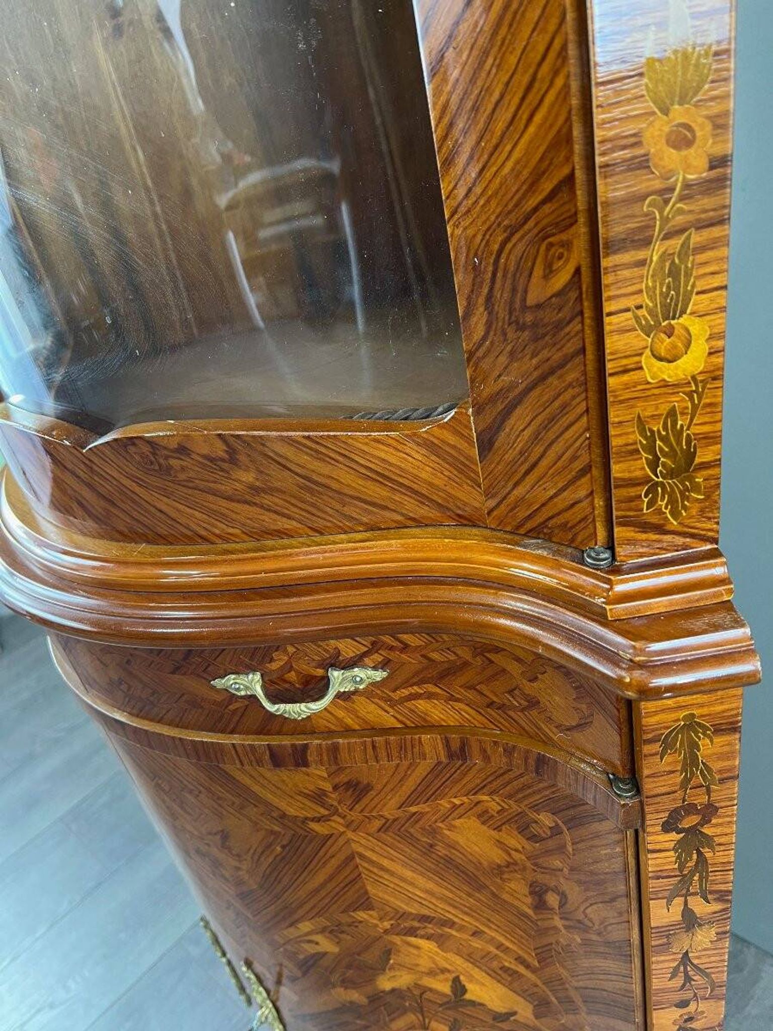 Corner display case in marquetry, 20th century