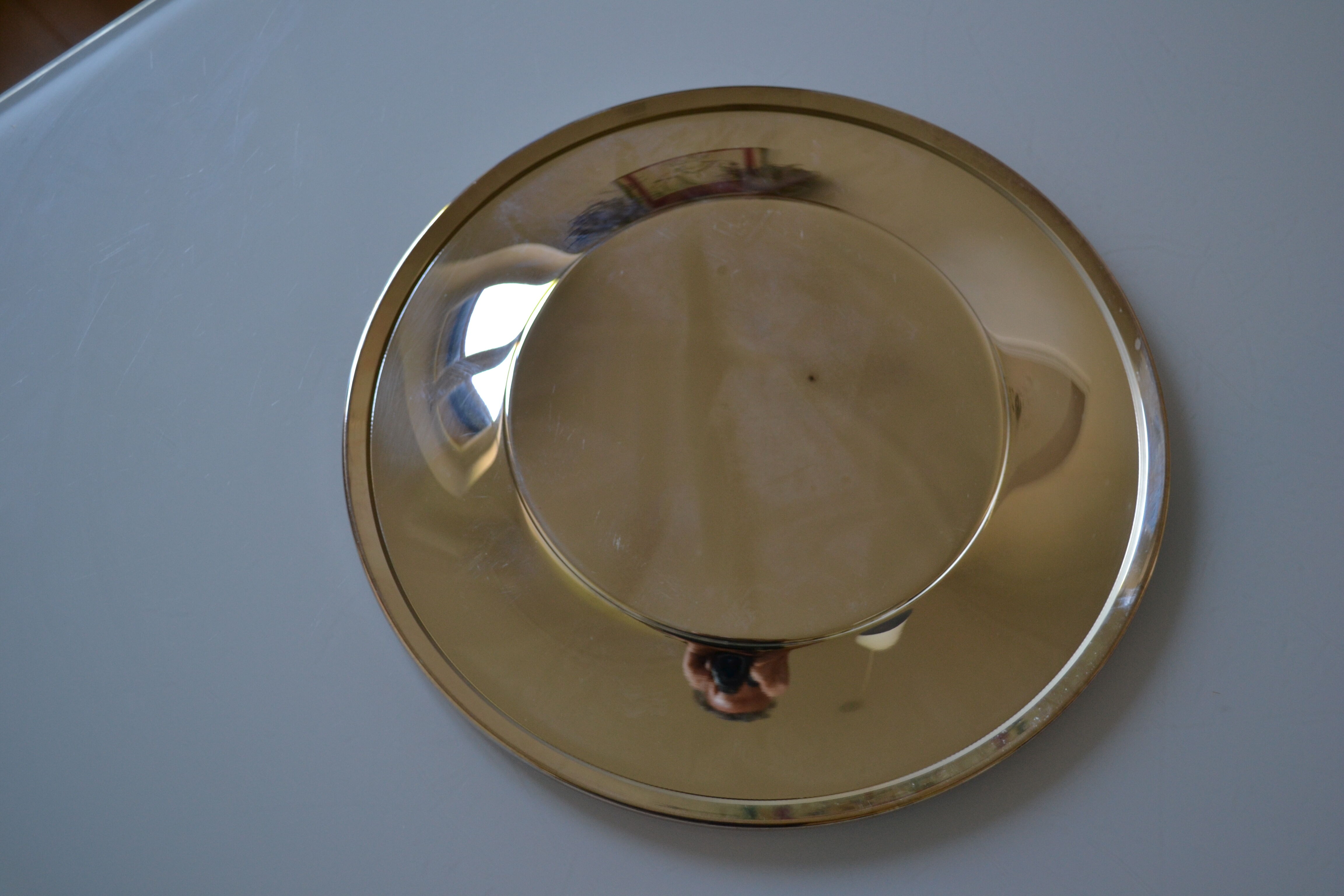 Round silver-plated serving plate or dish, diameter 30 cm.