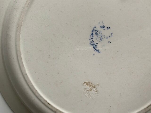 Round serving dish
