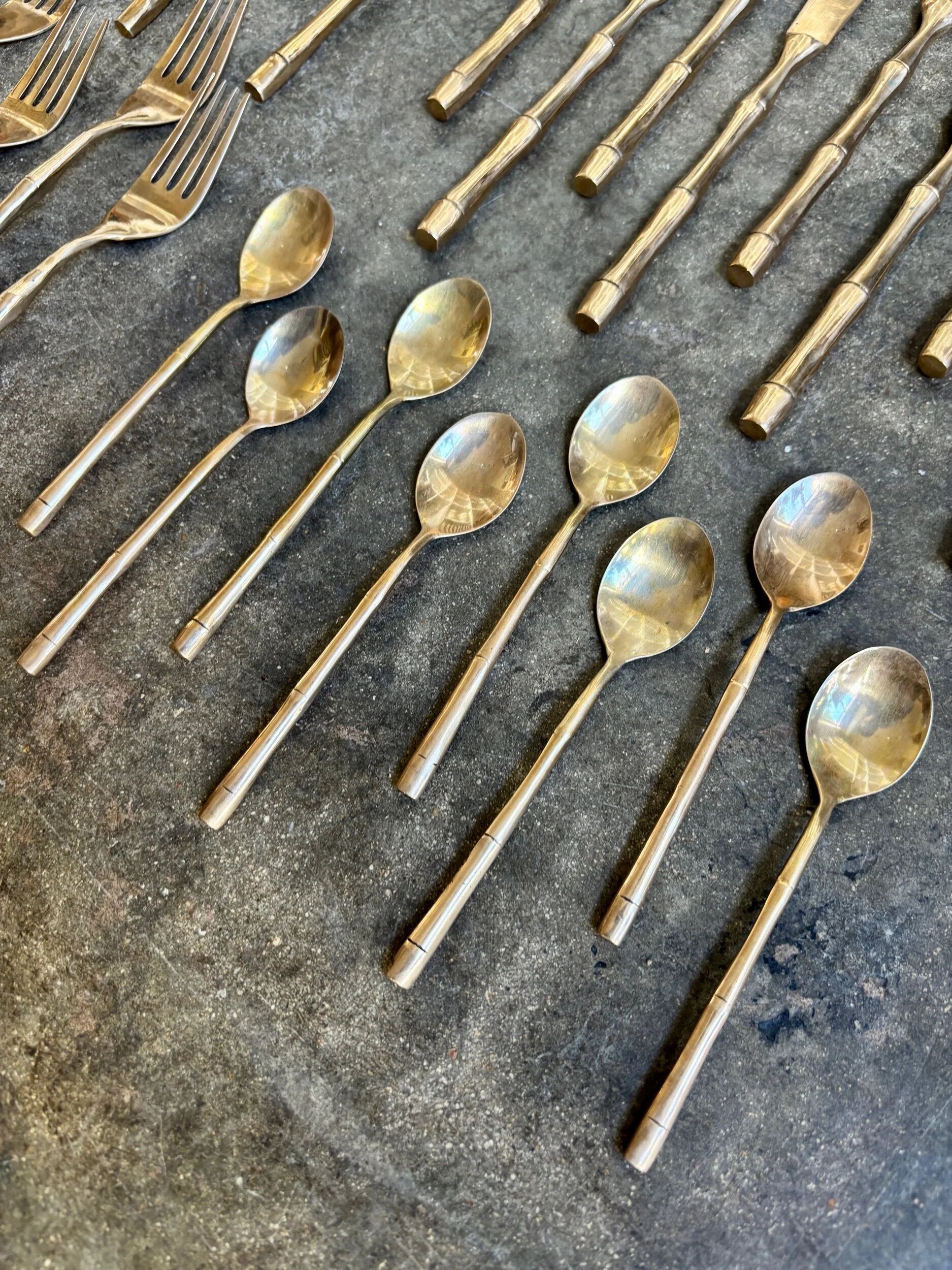 32 couverts manche bambou en métal doré