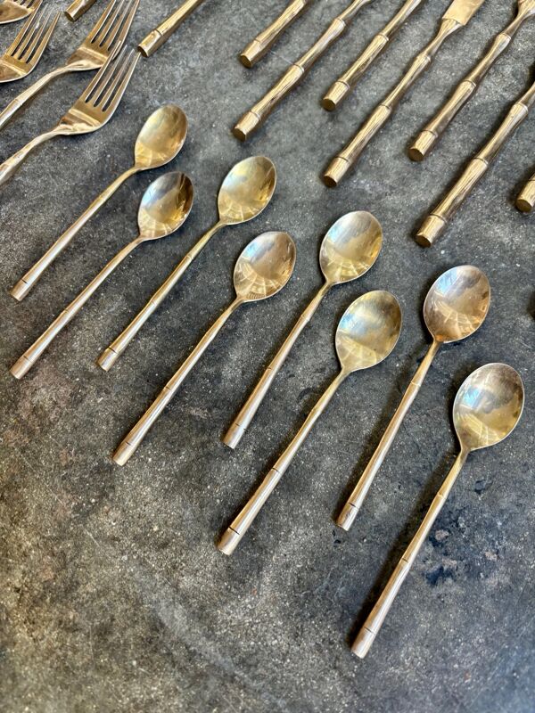 32 couverts manche bambou en métal doré