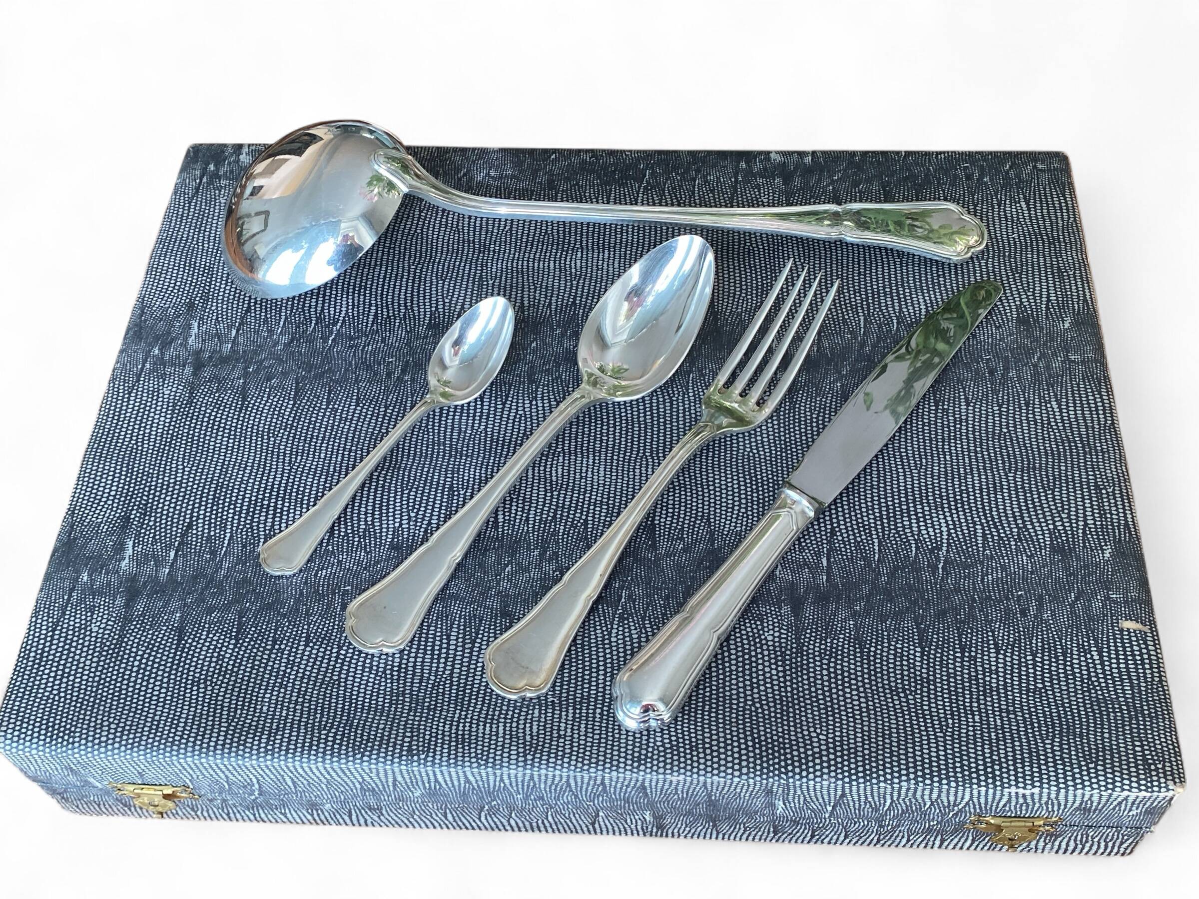 Ercuis 49-piece silver-plated cutlery set with Victoria knives