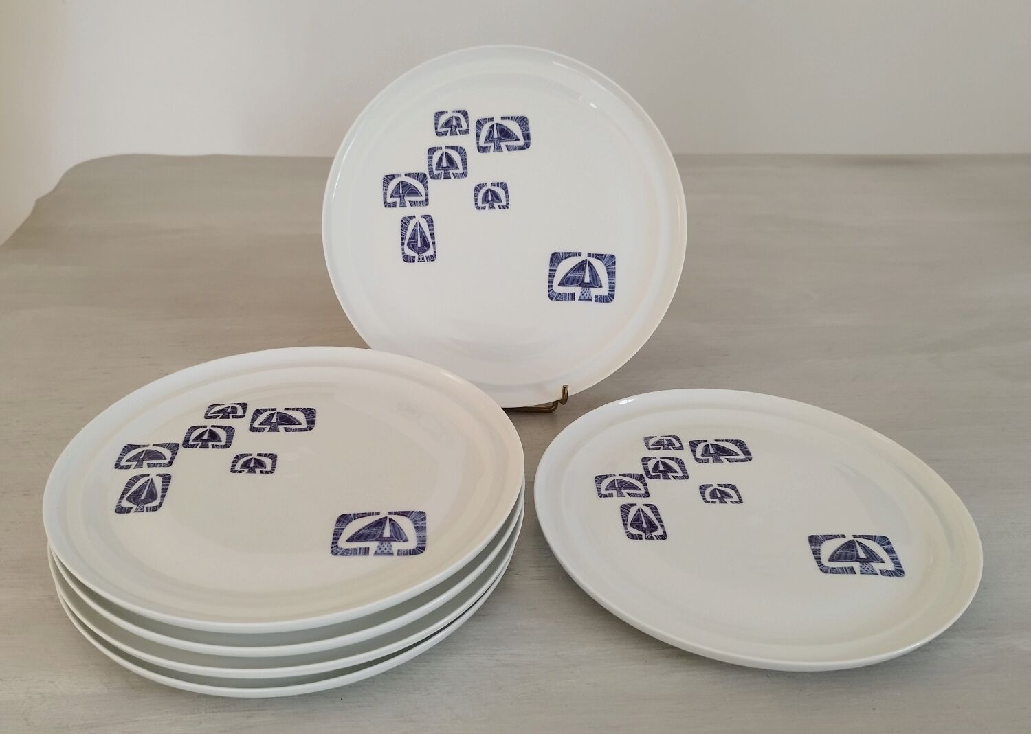Flat plates in Paris porcelain decor Lima