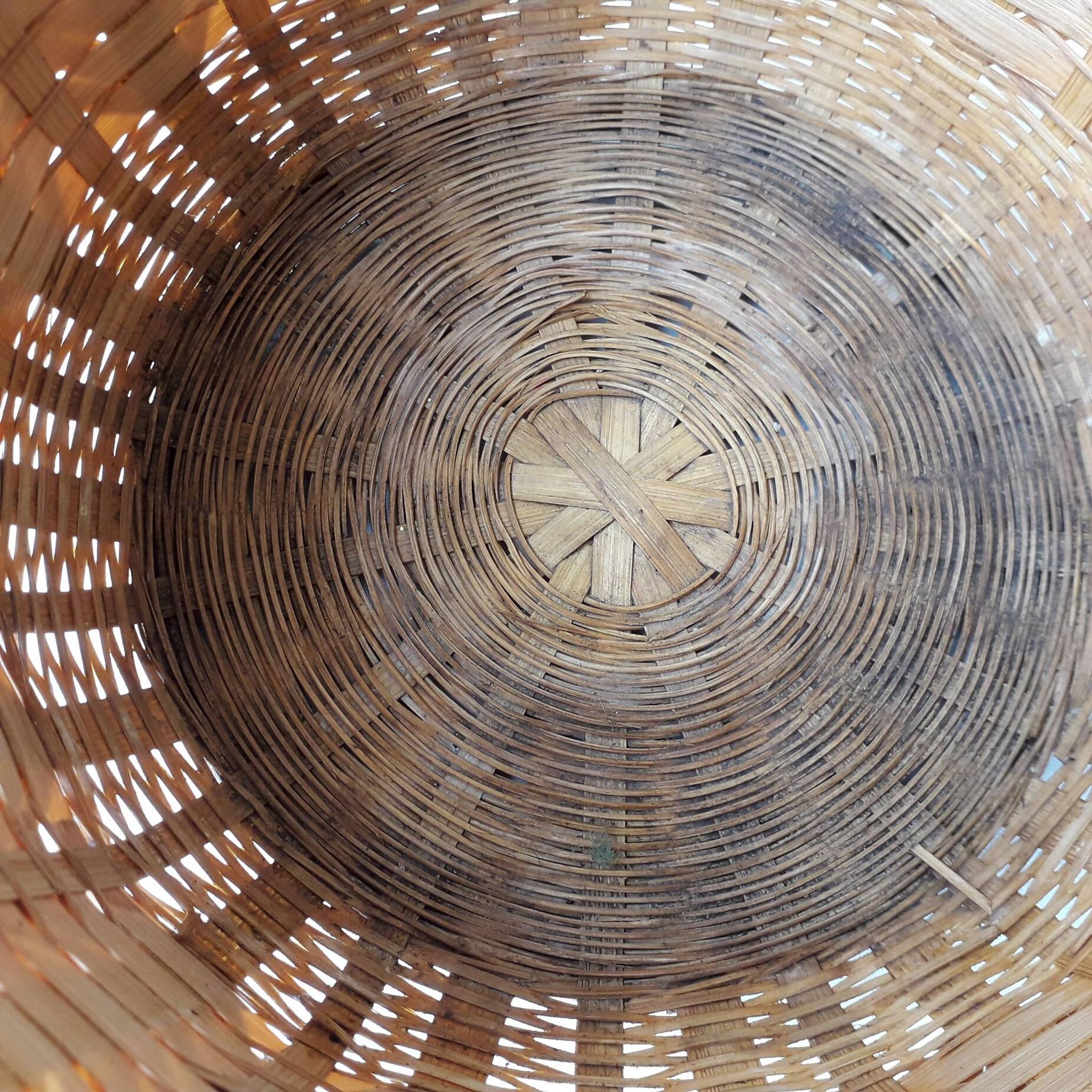 Wicker cache-pot
