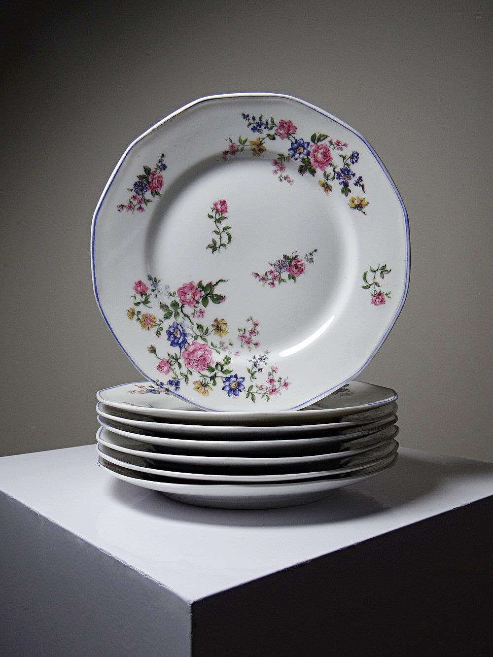 7 dessert plates Bernardaud Limoges porcelain with floral decoration from the 1920s to 1950s.