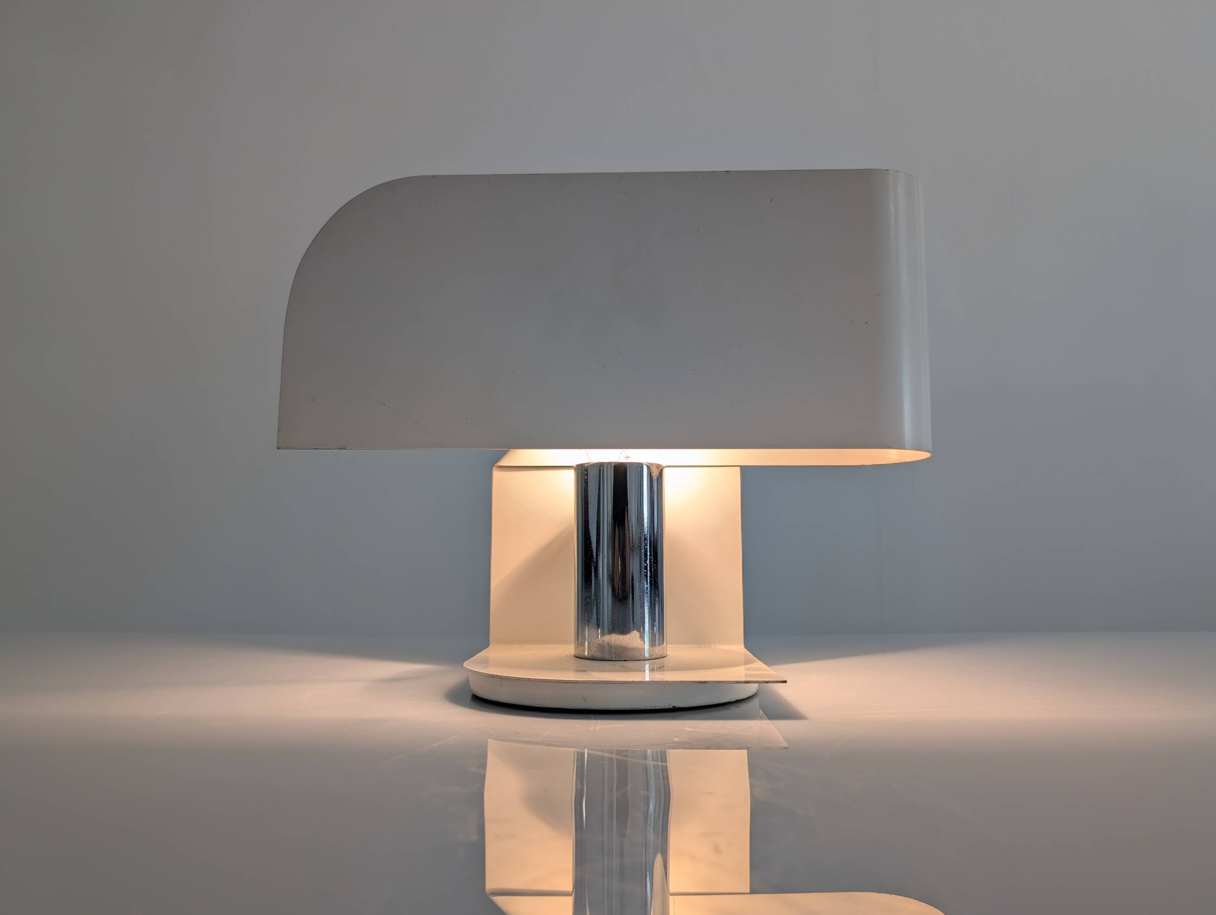 Lampe de table en métal plegado, Italie, années 1970