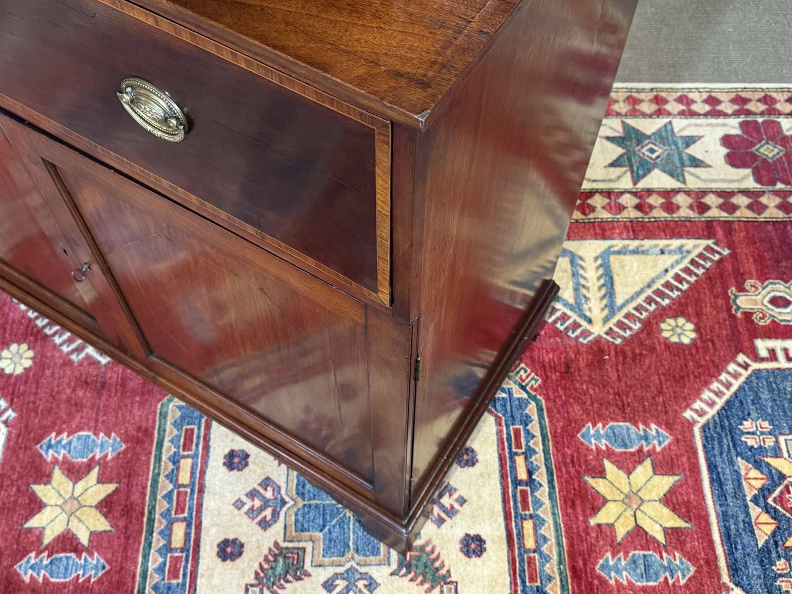 Victorian writing desk from the 19th century in mahogany.