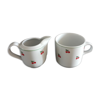 Tasse a the et pot a lait aux motifs de cerises