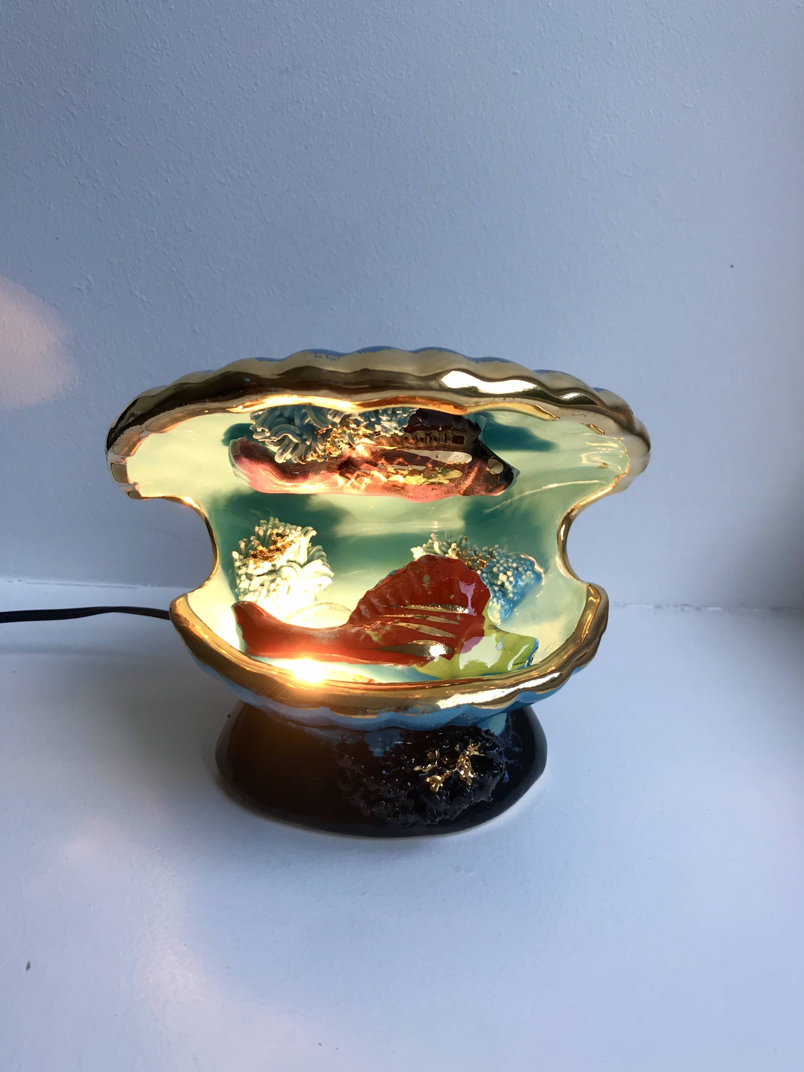 Petite lampe coquillage bleu et poissons signée vallauris années 1970