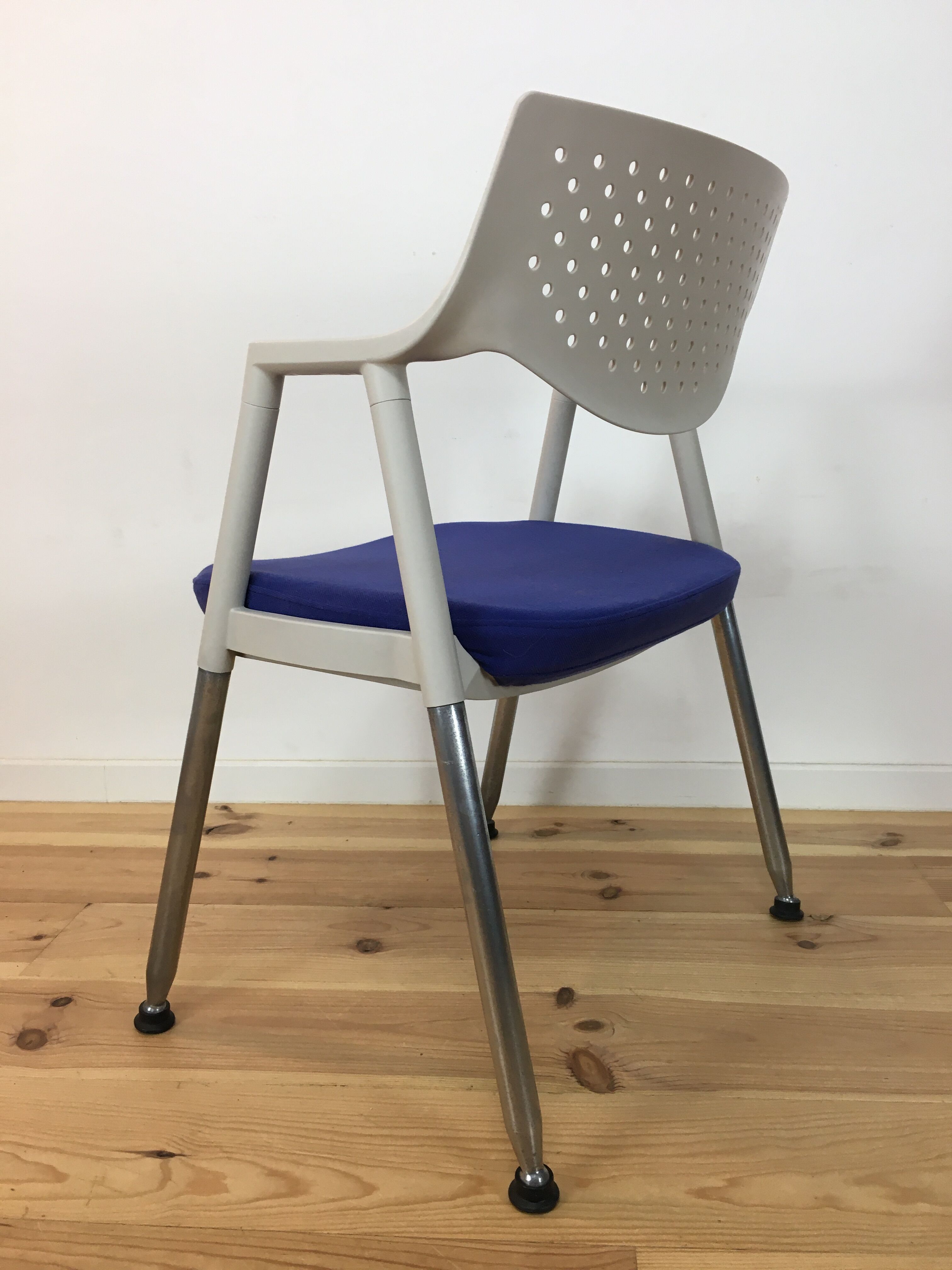 Chaise Vitra blanche et bleue