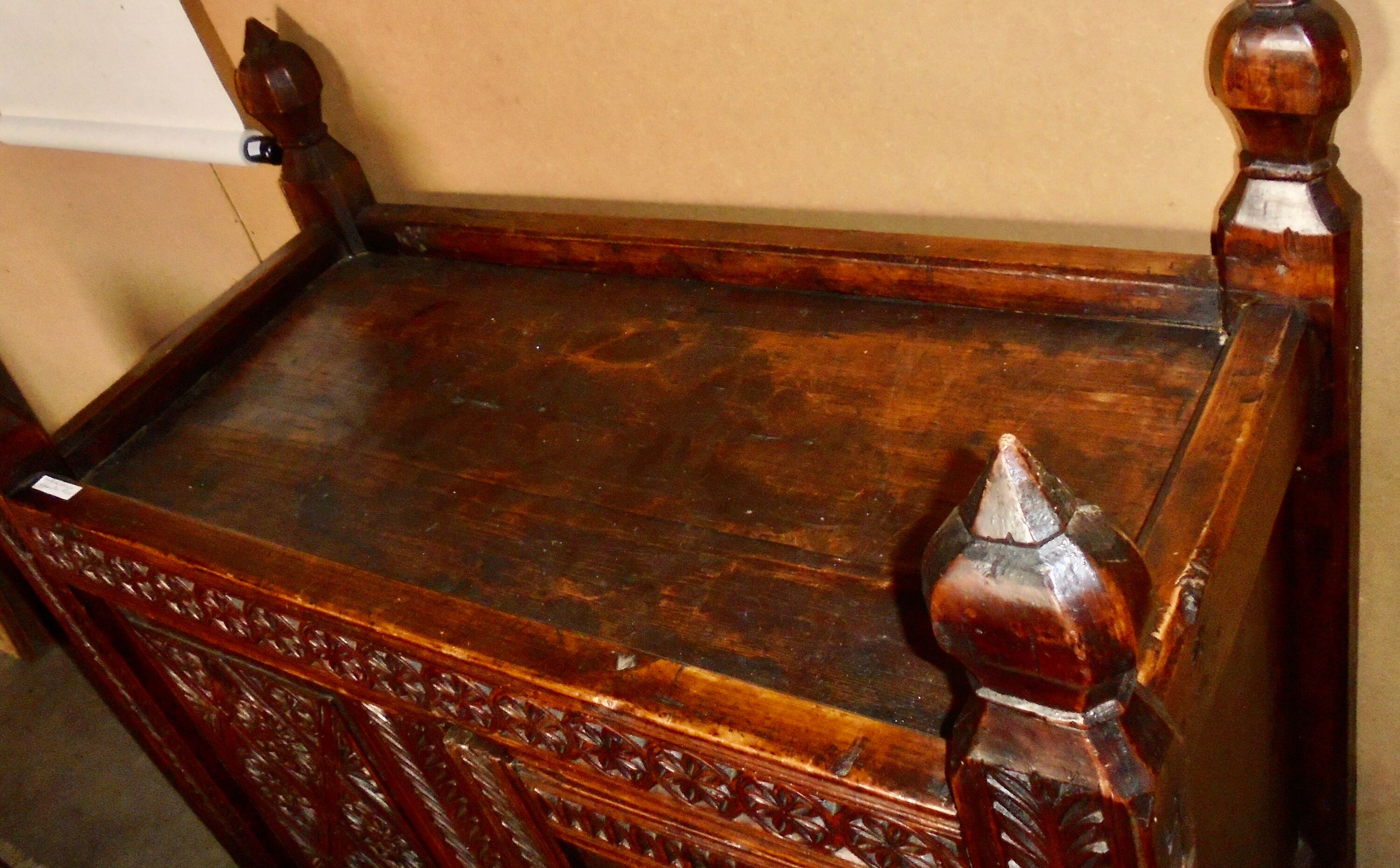 Coffre de mariage Afghan XIXé meuble d'art populaire bois sculpté