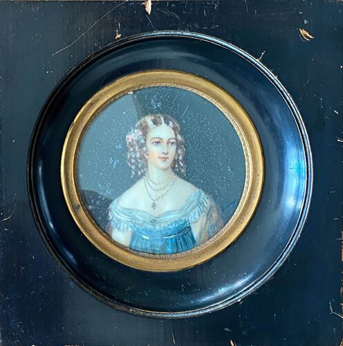 Tableau miniature ancienne "portrait de jeune femme aux bijoux" signé