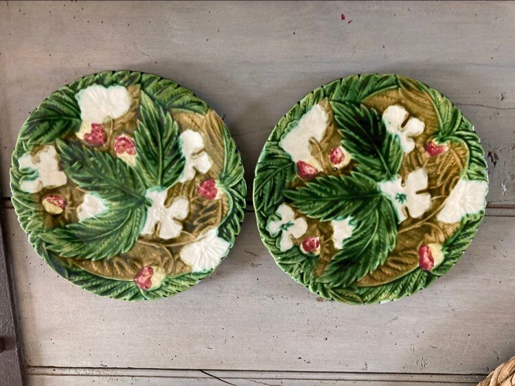 Set of 2 strawberry plates Majolica Barbotine