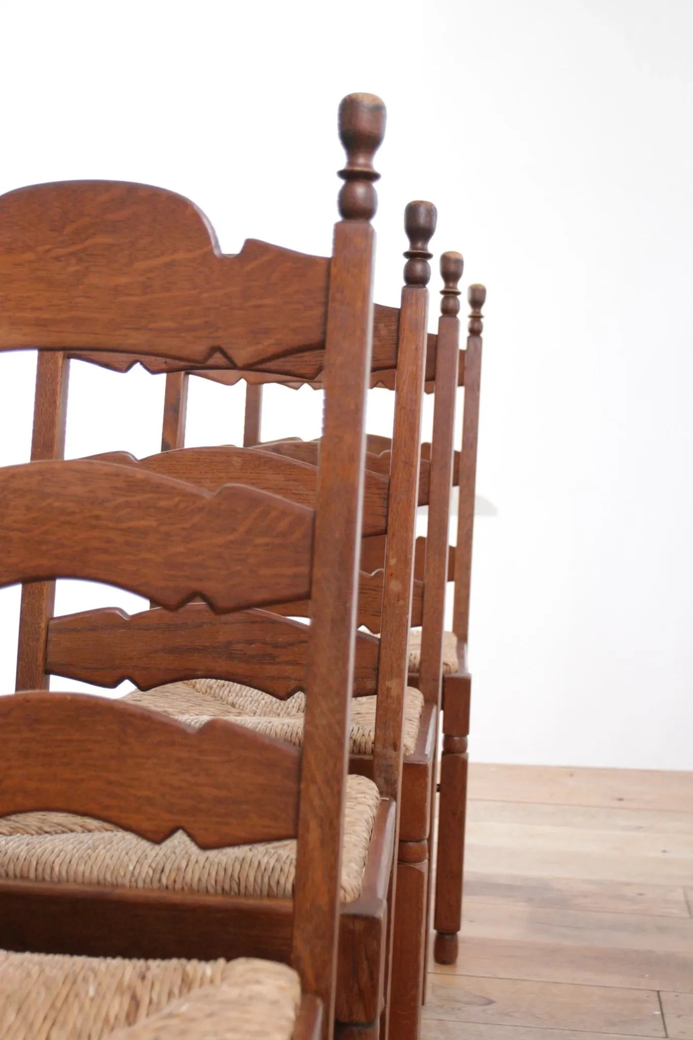Ensemble de 4 chaises de salle à manger en chêne avec dossier échelle et sièges en paille.