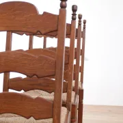 Ensemble de 4 chaises de salle à manger en chêne avec dossier échelle et sièges en paille.