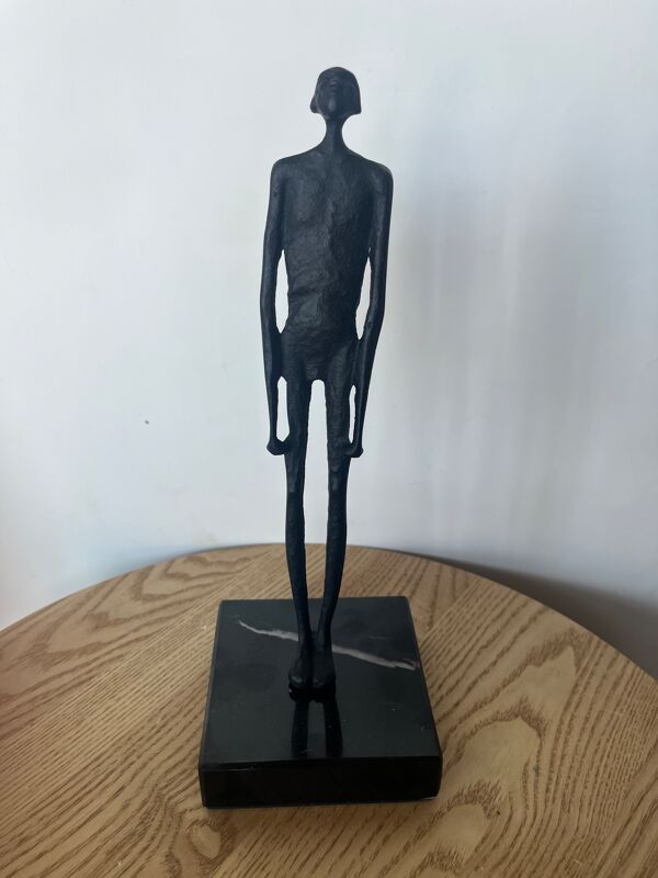 Homme debout dans le goût de Giacometti