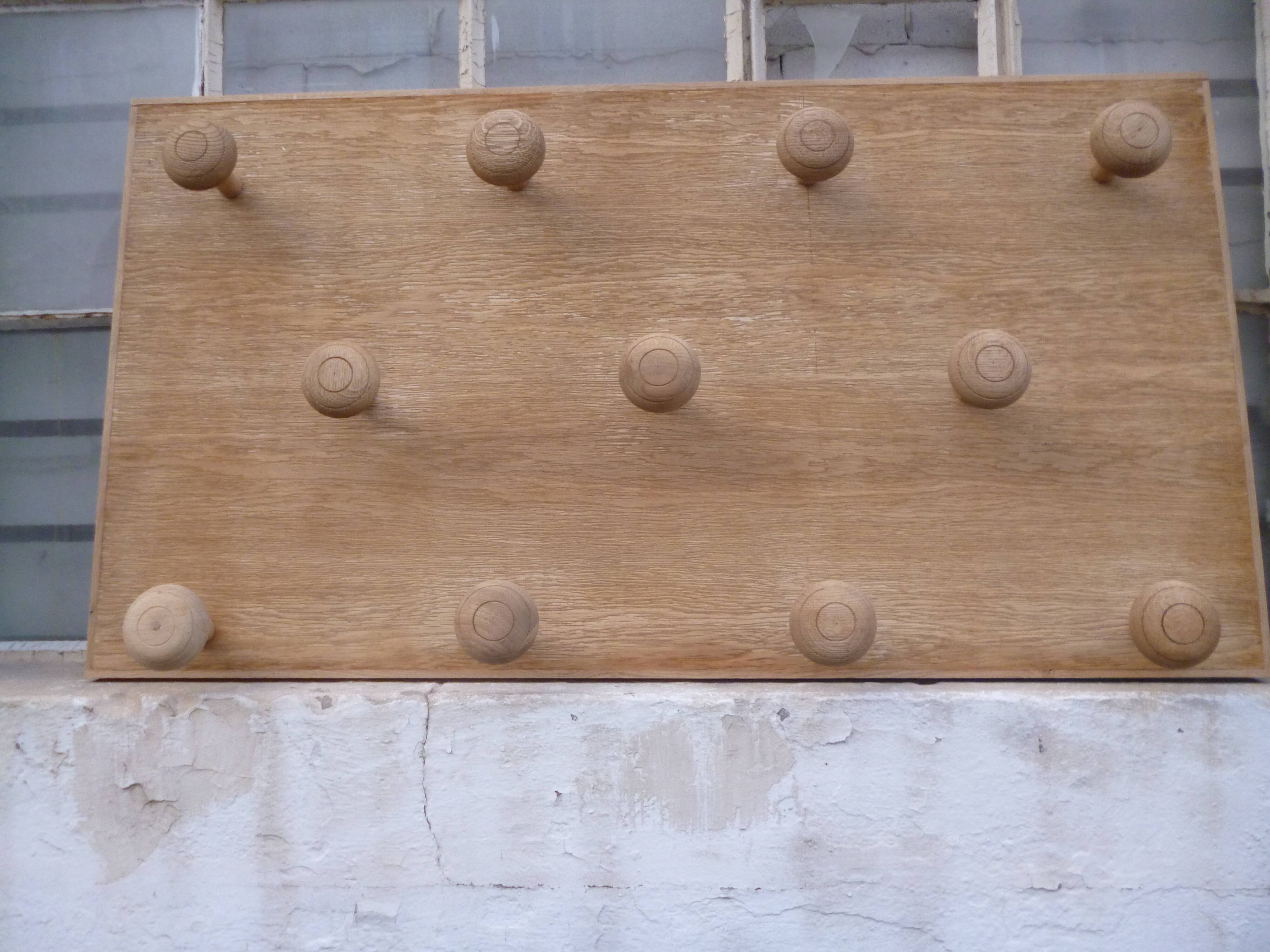 Wall coat rack in oak.